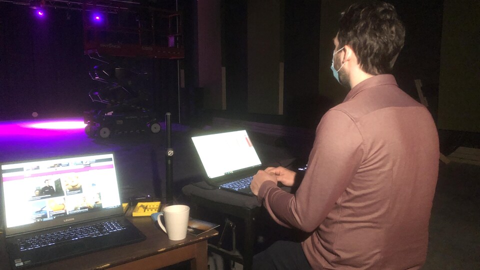 Un technicien devant un ordinateur.