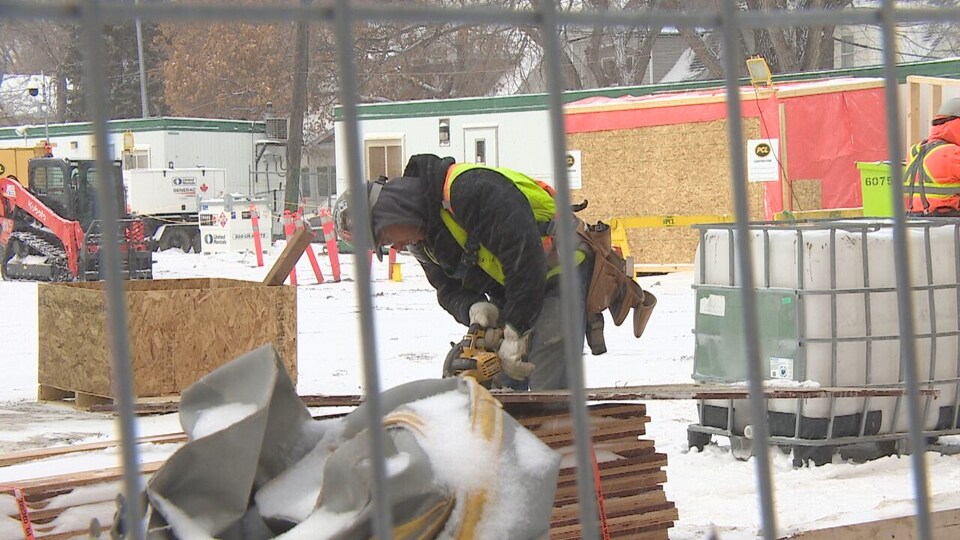 Un travailleur sur un chantier de construction.