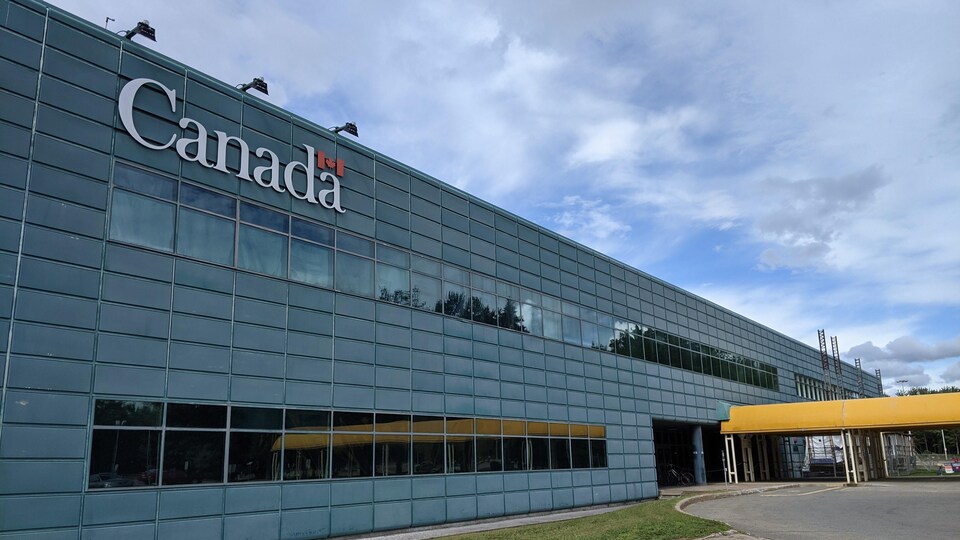 La façade avant du Centre national de vérification et de recouvrement à Shawinigan.