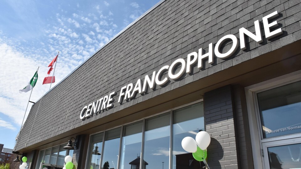La façade du Centre francophone de Thunder Bay sur laquelle sont accrochés des ballons.