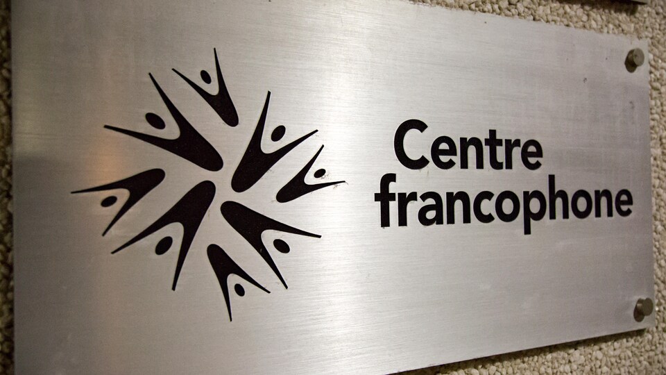 Un logo sur une enseigne sur un immeuble.