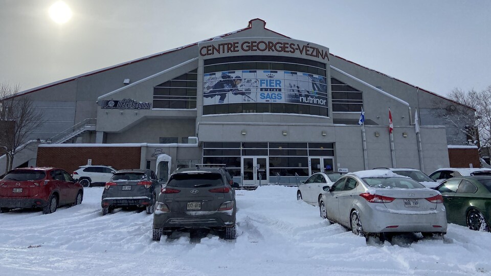 L'entrée principale et le stationnement du centre en hiver.
