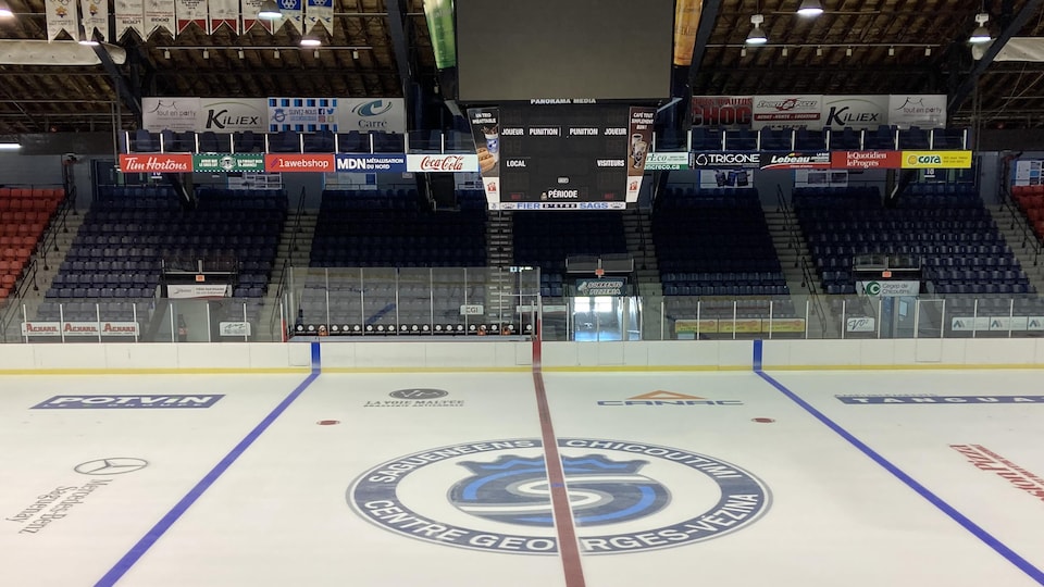 Une patinoire de hockey dans un aréna.