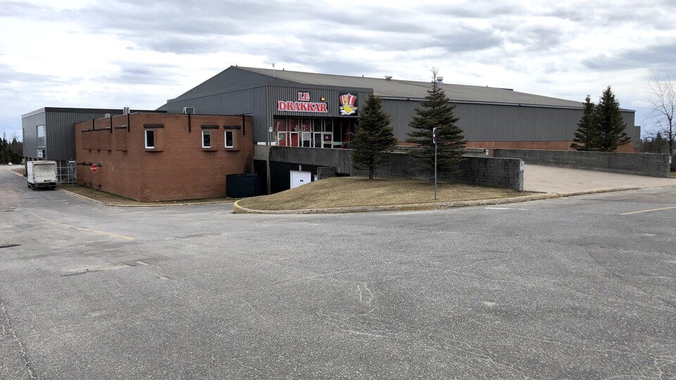 Le Centre Henry-Leonard se dresse sous un ciel gris.