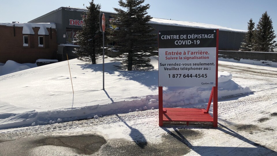 L'extérieur du Centre Henry-Leonard, une affiche du CISSS indique la procédure à suivre.