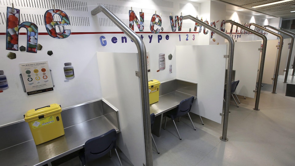 Des cabines d'injection vides dans un centre supervisé.