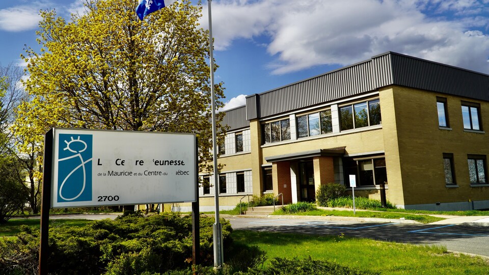 L'affiche, où il manque des lettres, indiquant le centre jeunesse.