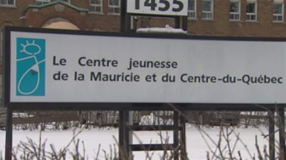 Affiche extérieure, l'hiver, du Centre jeunesse de la Mauricie et du Centre-du-Québec