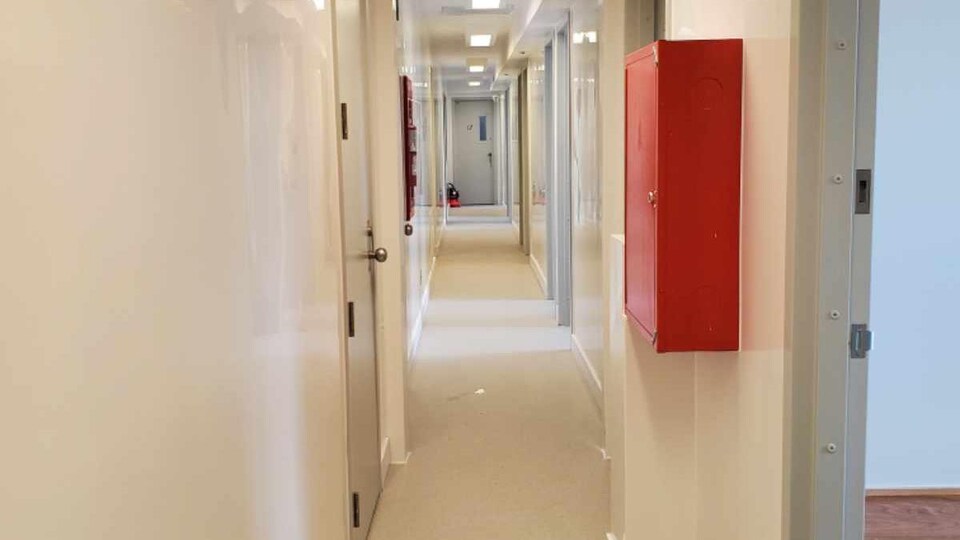 Un couloir qui mène aux chambres du groupe Kébec.