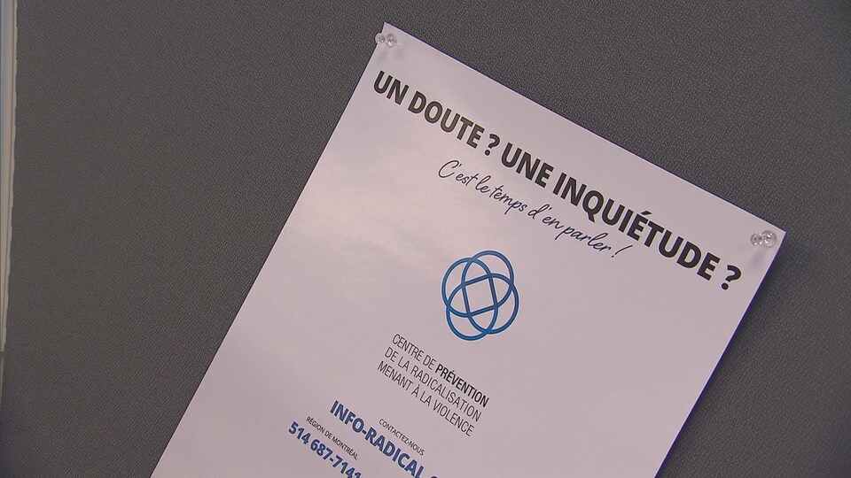 Une affiche du Centre de prévention de la radicalisation menant à la violence