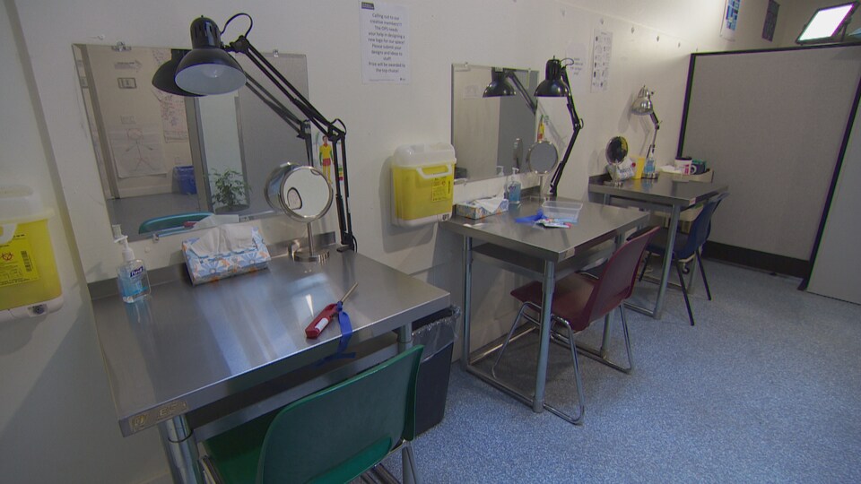Trois tables dans un centre de prévention des surdoses.