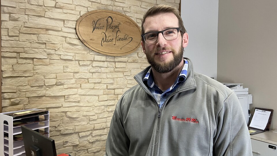 Gabriel Cloutier sourit à la caméra.