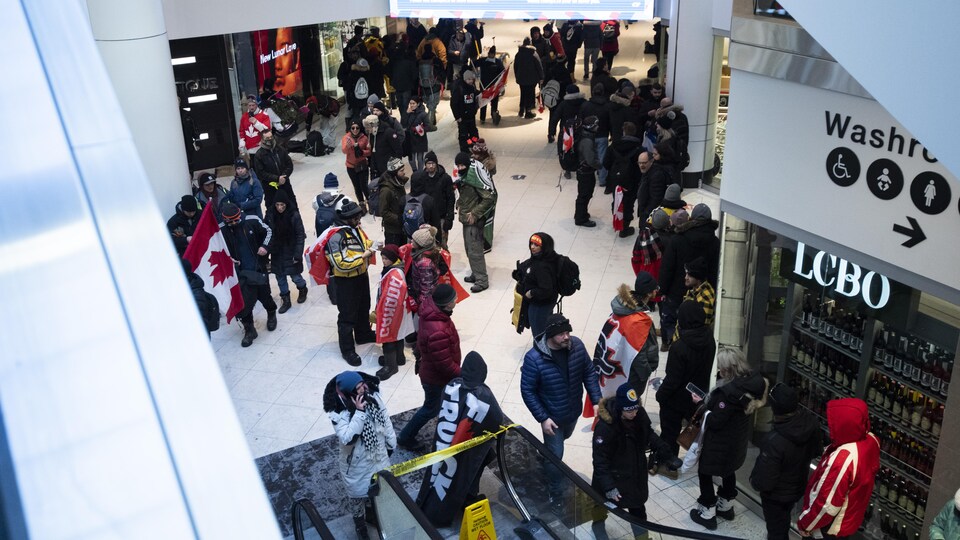 Des manifestants, sans masque, envahissent le Centre Rideau.
