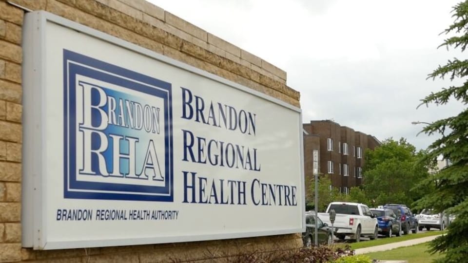 Une signe qui dit « Brandon Regional Health Centre » (Centre de santé régional de Brandon).