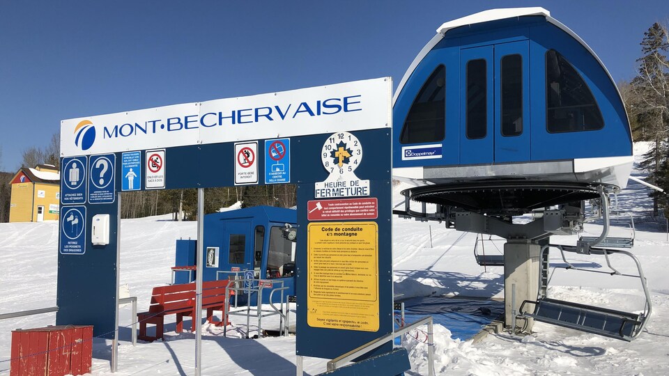 Les télésièges du centre de ski sont immobilisés.
