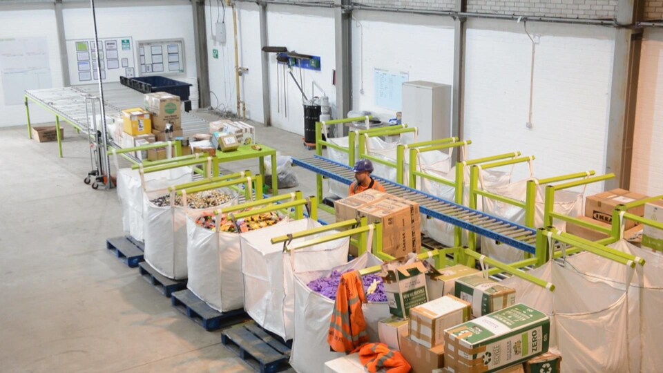 Un employé dans un centre de tri de TerraCycle.