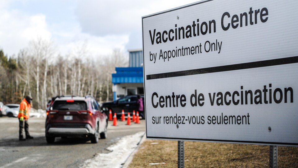 Un panneau à l'entrée d'un centre de vaccination.