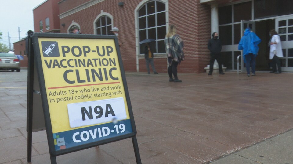 Un panneau indique la direction d'un centre de vaccination temporaire.