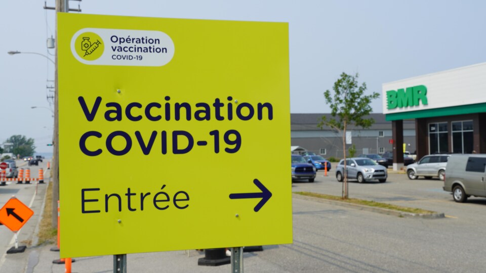 Une affiche pointe l'entrée du centre de vaccination de Rimouski.