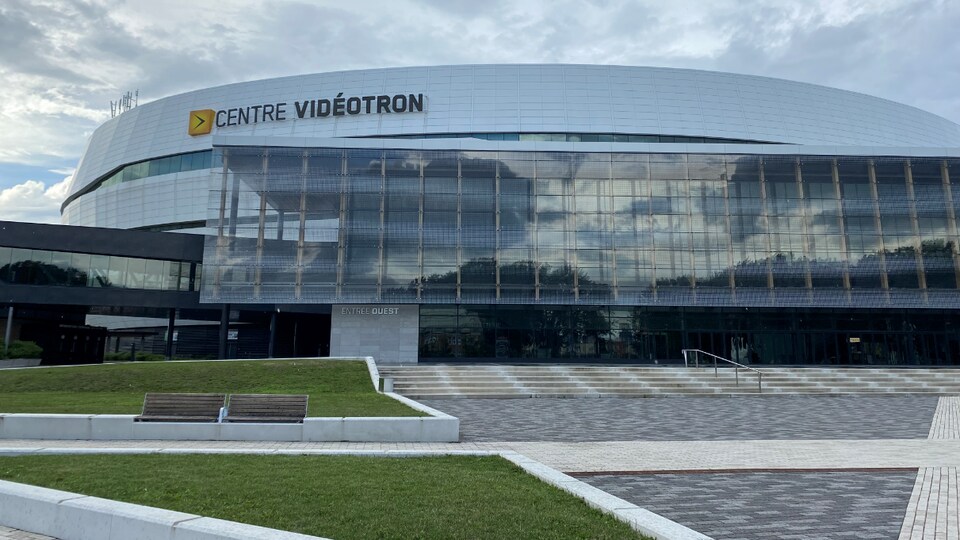 L'entrée ouest du Centre Vidéotron en été.