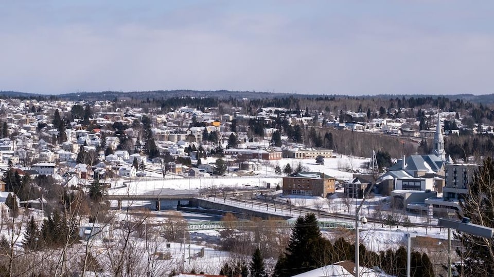 Un centre-ville l'hiver.