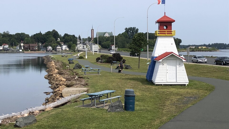 Un petit phare au centre-ville de Bathurst.