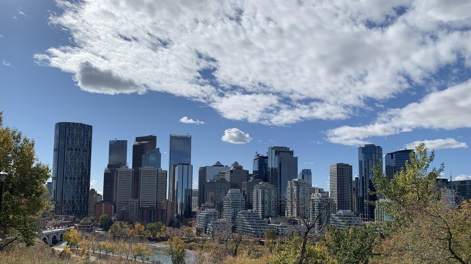 Vue du centre-ville de Calgary depuis l'autre bord de la rivière Bow. 