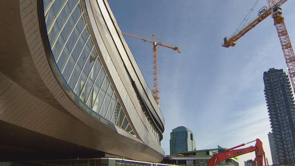 Aréna Rogers Place avec des grues en arrière-plan.