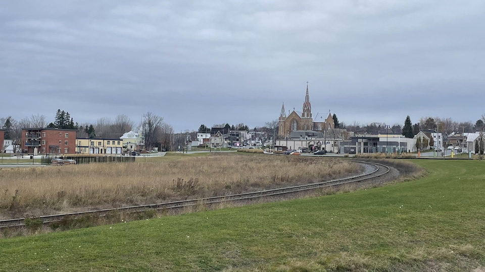 Centre-ville de Lac-Mégantic avec, en avant-plan, la voie ferrée.