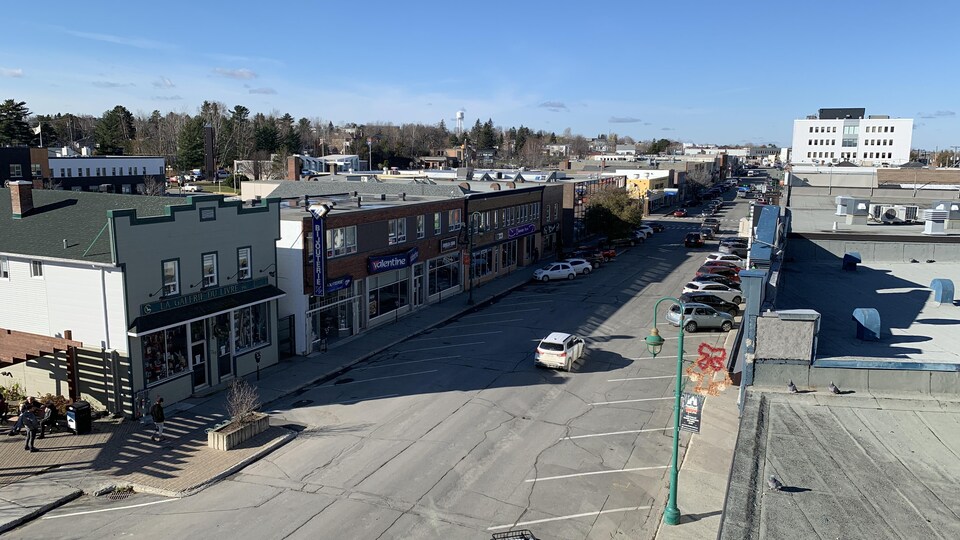 Les commerces et les espaces de stationnement de la 3e Avenue à Val-d'Or photographiés du toit d'un immeuble.
