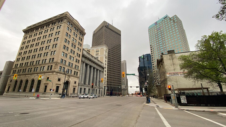 Une rue du centre-ville vide.