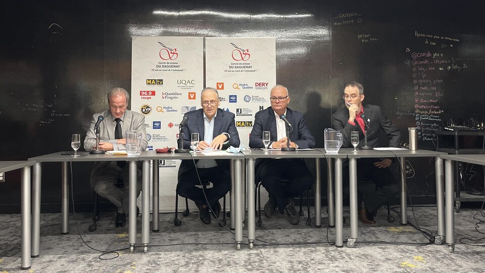 Les maires sont assis à une table à côté du président du Cercle de presse, Pascal Girard.