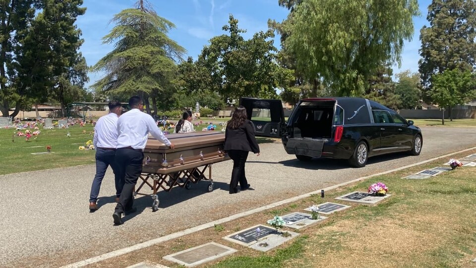 Le cercueil contenant les restes de Shirley Soosey à l'intérieur de Historic Union Cemetery de Bakersfield le 25 mai 2022 avant son transfert à Edmonton.