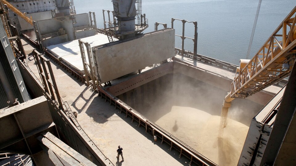 A grain terminal in a port. 