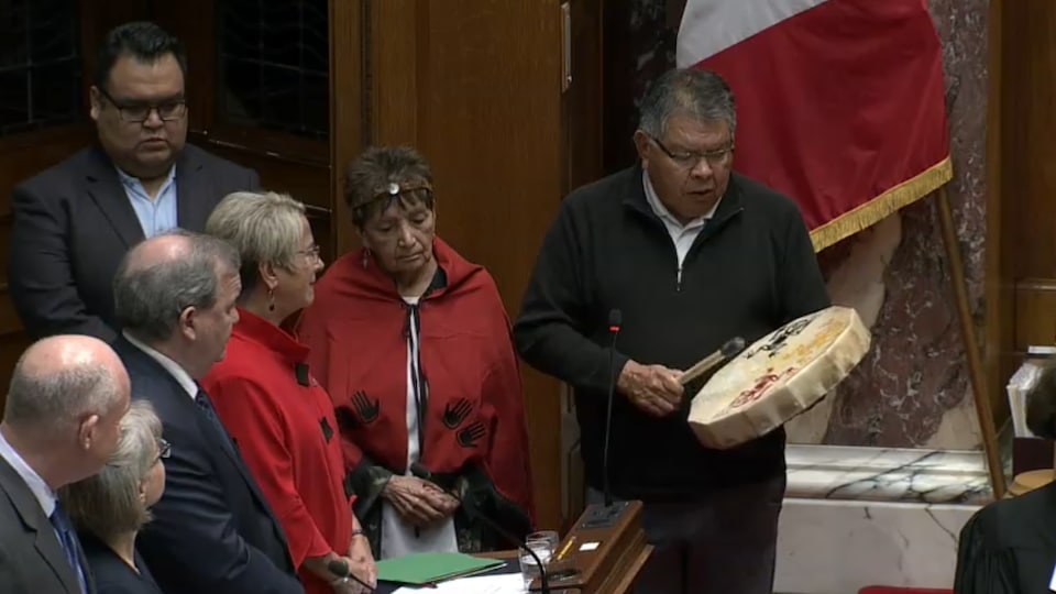 Un chef autochtone chante et joue du tambour devant les députés de la Colombie-Britannique.