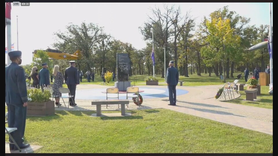 Des membres de l'Aviation royale canadienne se retrouvent dans un parc.