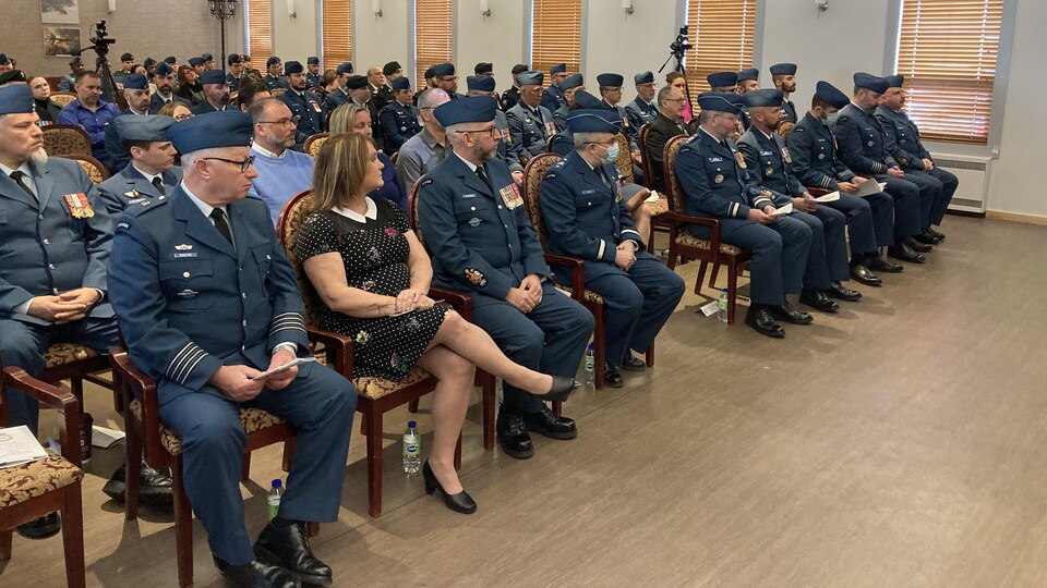 Des militaires assis lors d'une cérémonie