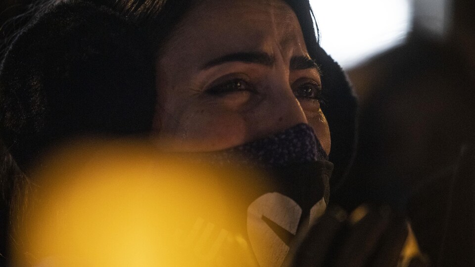 Une femme pleure lors d'une cérémonie à la chandelle à Toronto à la mémoire des victimes de l'écrasement du vol PS-752.