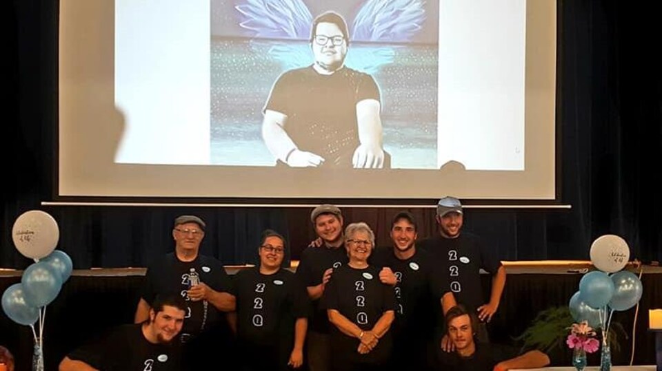 La famille d'Adam aelick réunis avec sa photo.