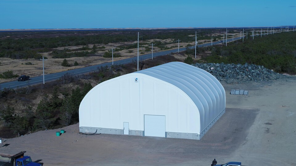 Une structure blanche avec un toit arqué.