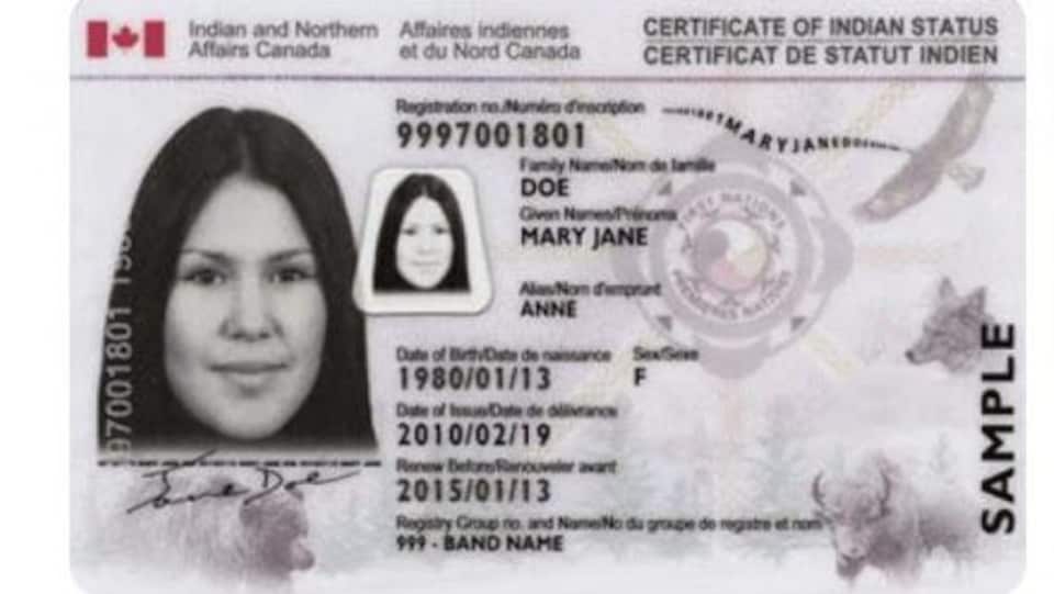 Un montage photo des deux cartes montre qu'elles sont semblables. Notamment, elle comporte toutes deux le drapeau du Canada. Sur le certificat de statut d'Indien, il est indiqué « Affaires indiennes et du Nord Canada ». Le certificat de statut autochtone de la Confédération des peuples autochtones du Canada comporte la mention « gouvernement ».