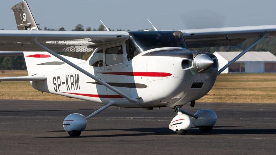 Le petit avion qui s'est écrasé ressemble à ce Cessna 182 qui avance sur une piste de décollage d'un aérodrome.