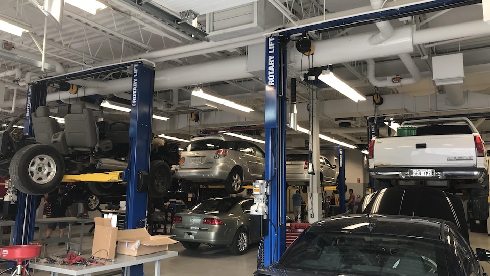 Des  véhicules sur deux niveaux dans le garage du Centre de formation professionnelle de Val-d'Or.