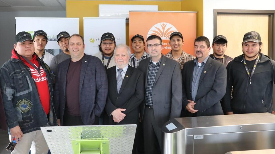 Les étudiants et dirigeants de la cohorte de forage au diamant pose tous ensemble en groupe.