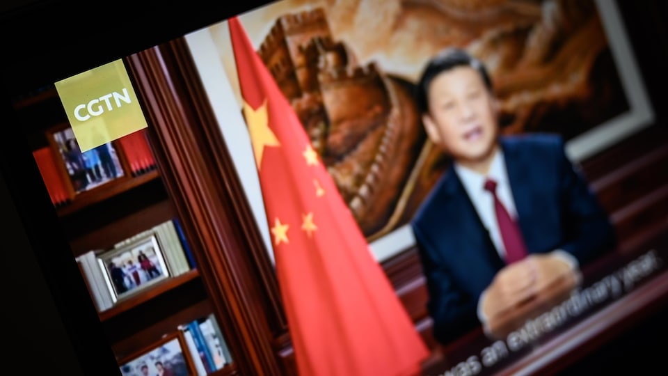 Le président chinois Xi Jinping sur un écran de télé.
