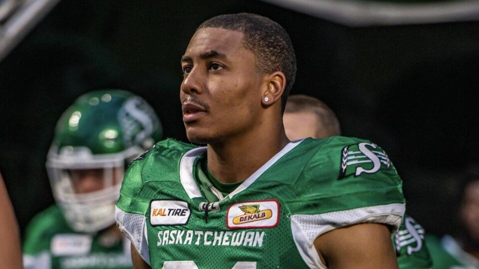 Chad Geter porte son uniforme des Roughriders de la Saskatchewan. (archives)