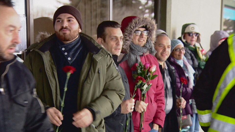 Des Edmontoniens formant une chaîne humaine autour d'une mosquée de la capitale albertaine.