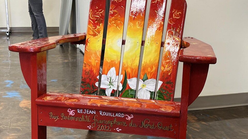 Une chaise de jardin.