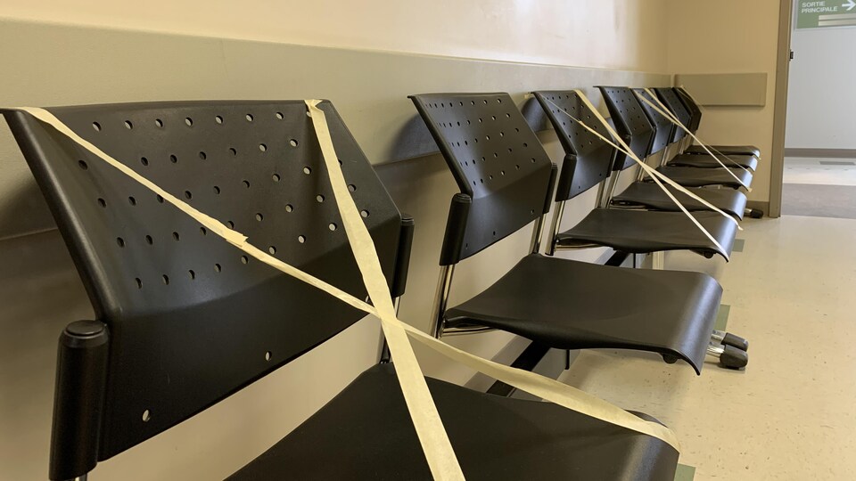 Des chaises noires sur lesquelles a été mis du ruban adhésif.