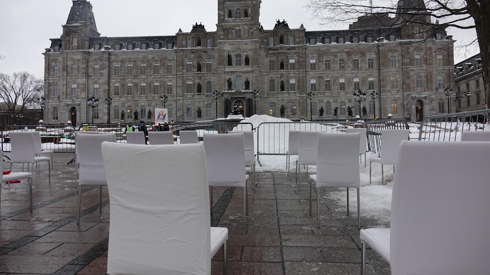 1000 chaises vides devant le Parlement.